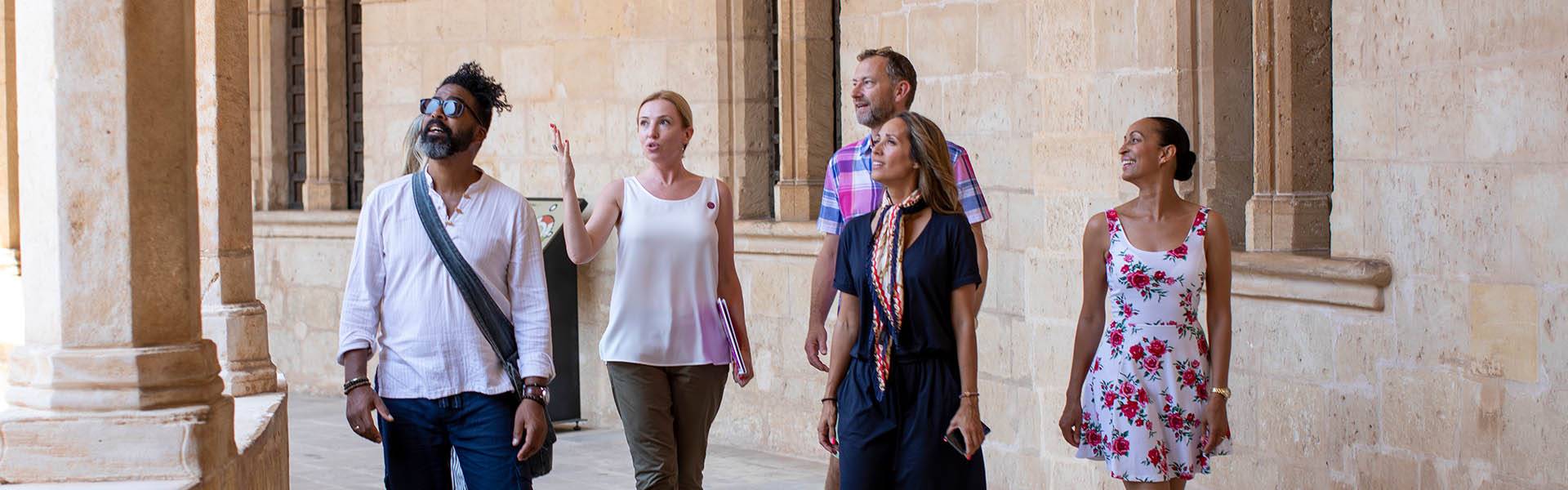 Tour guide with solo travellers