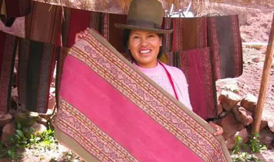 women weaving project for travelsphere